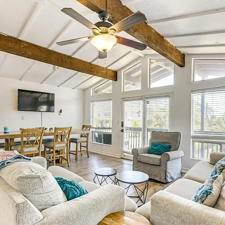 Walk To Beach Ocean-View Home With Deck In Freeport